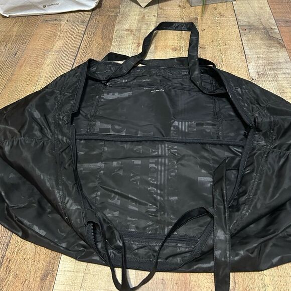Rare EUC Lululemon XL Yogi Yoga Tote III Discover Manifesto Embossed Black - Picture 12 of 13